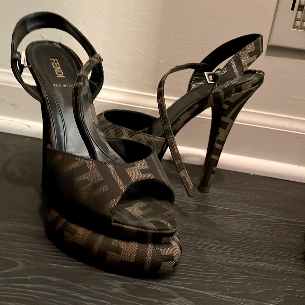 Authentic Fendi platform heels Size 8 38